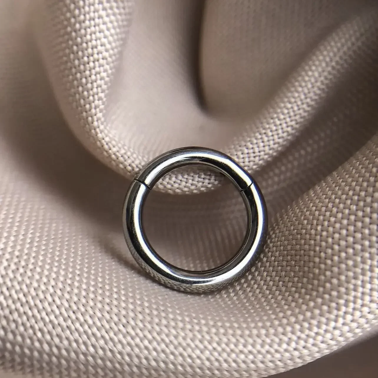 G23 التيتانيوم الأنف الدائري 1 - مراجعة Septum Clicker Ring وسعره
