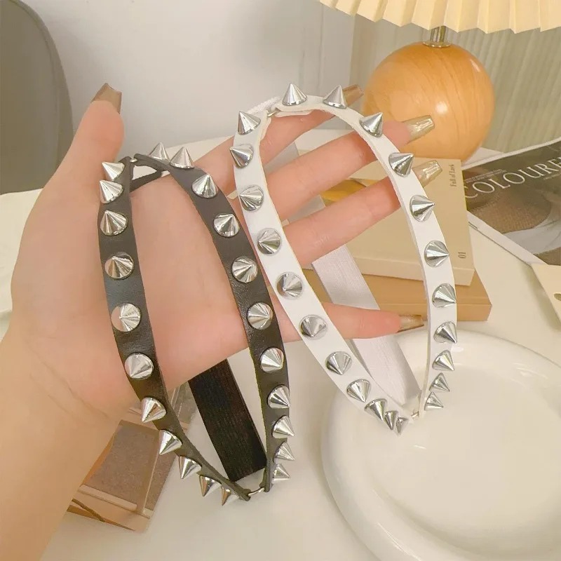 حزام فخذ نسائي بمسامير مخروطية - مراجعة Body Jewelry Goth وسعره