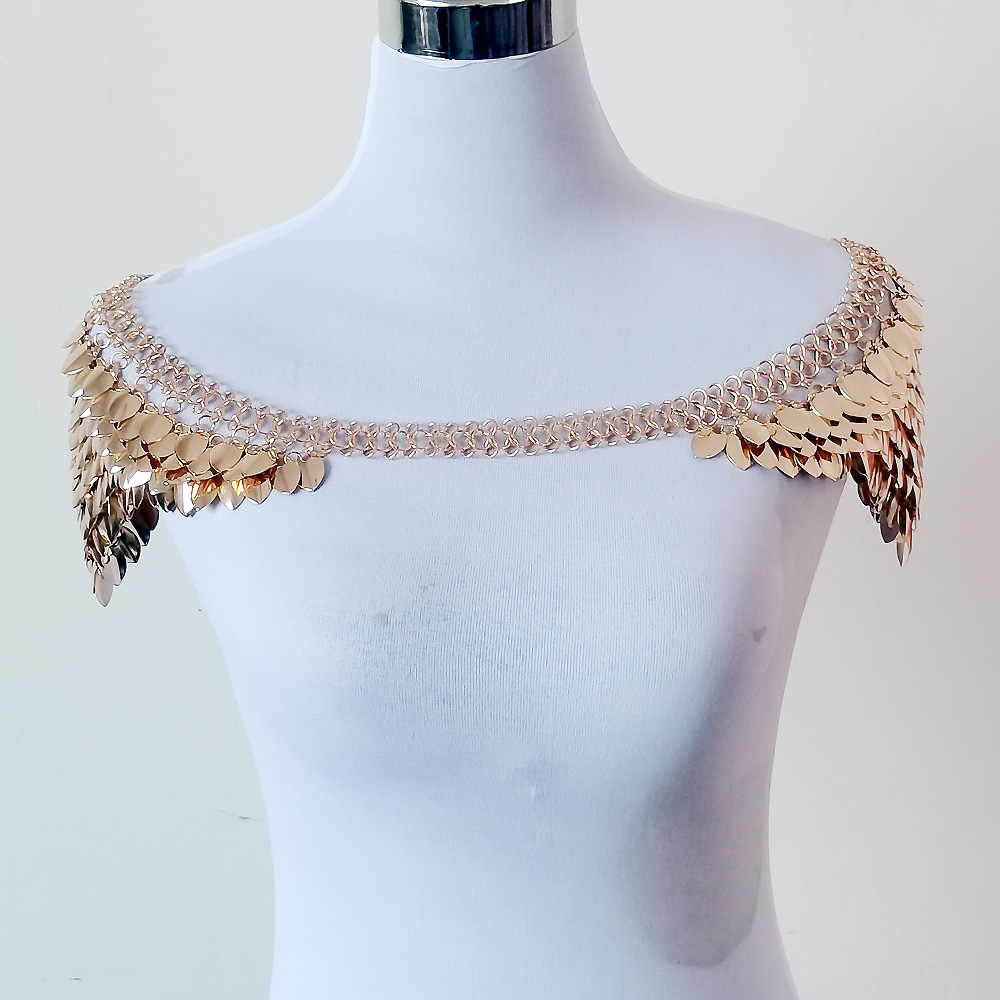 سلسلة كتف ذهبية على شكل حراشف  - مراجعة Body Jewelry Goth وسعره