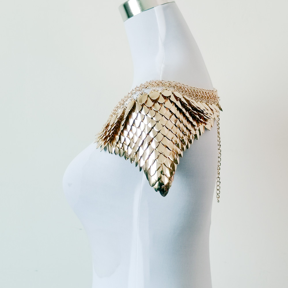 سلسلة كتف ذهبية على شكل حراشف  - مراجعة Body Jewelry Goth وسعره